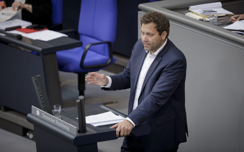Wird bei der Eröffnung der Cranger Kirmes im Zelt dabei sein: Finanzminister und Vize-Kanzler Lars Klingbeil (SPD), hier bei einer Rede im Bundestag.