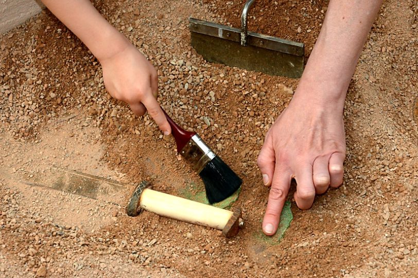 Grabungskamp LWL Archäologie-Museum: Schon seit der Steinzeit sind Knochen ein wichtiger Rohstoff, aus dem die Menschen Werkzeuge, Schmuck und Waffen herstellten.