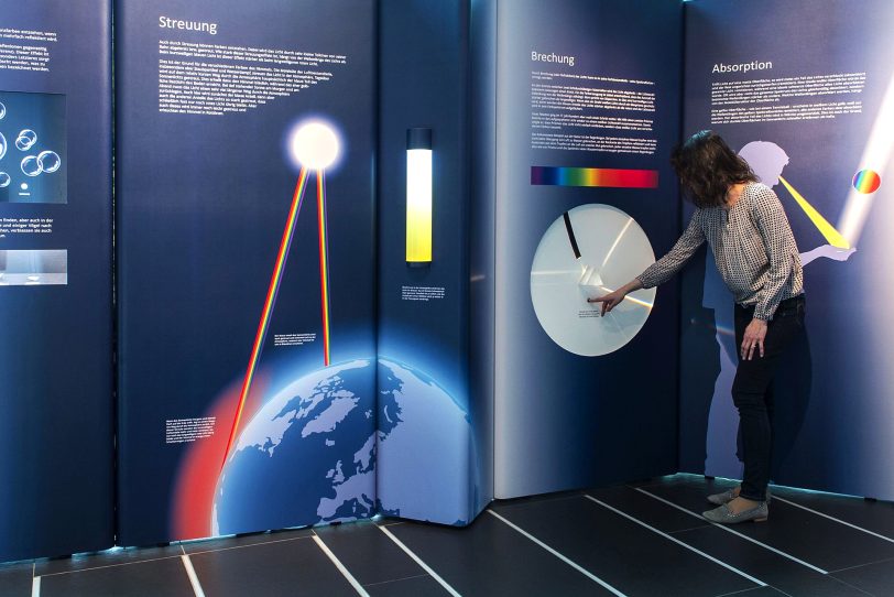 Sonderausstellung 'Faszination Farbe' im Hagener Freilichtmuseum: Diese Ausstellungsstation erklärt die Optik der Farben.
