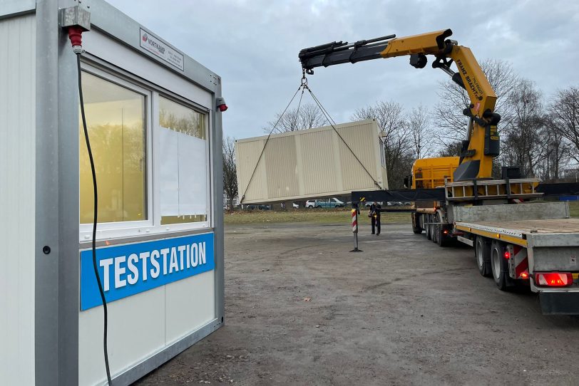 Die Container für das neue Testzentrum in Baukau werden aufgestellt.