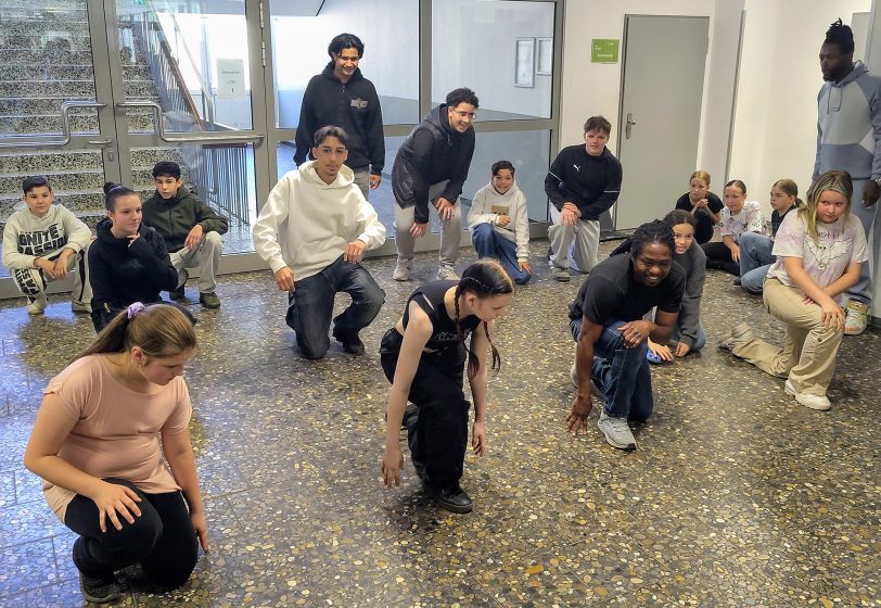Sprache tanzen, rappen, darstellen: Das Lyrik-Rap-Projekt der Klassen 6, 8 und 9 der Quinoa Sekundarschule. Geübt wurde mit der Afrobatic Performance-Gruppe aus Ennepetal.