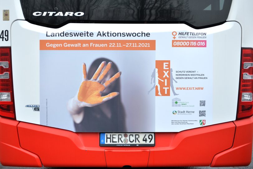 Auf und in drei Bussen der HCR ist die Werbung für die für die Aktionswoche 'Gewalt gegen Frauen' zu sehen.