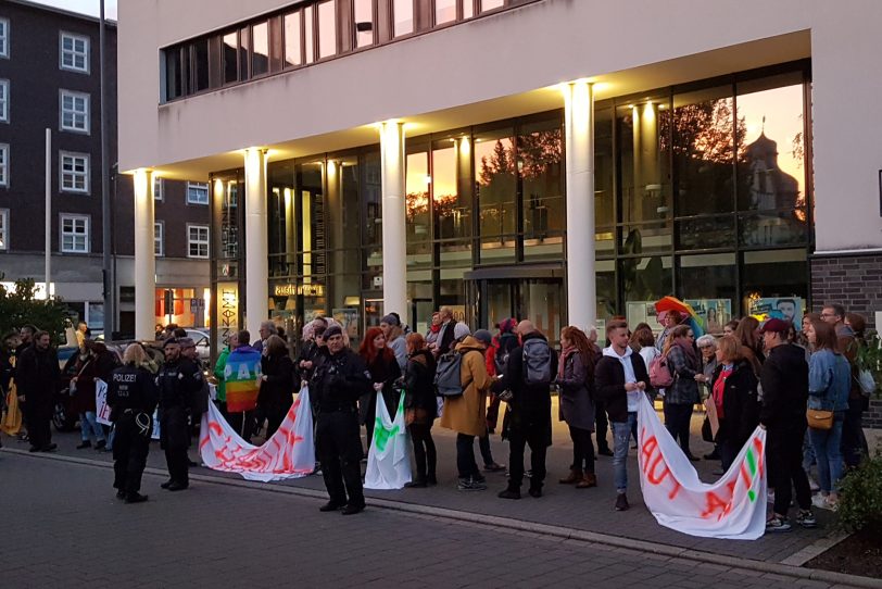 Gegendemonstranten empfingen die Marschieren am Mahnmal zum Gedenken der Opfer der Nazi-Diktatur mit Trillerpfeifen, Kochtöpfen und