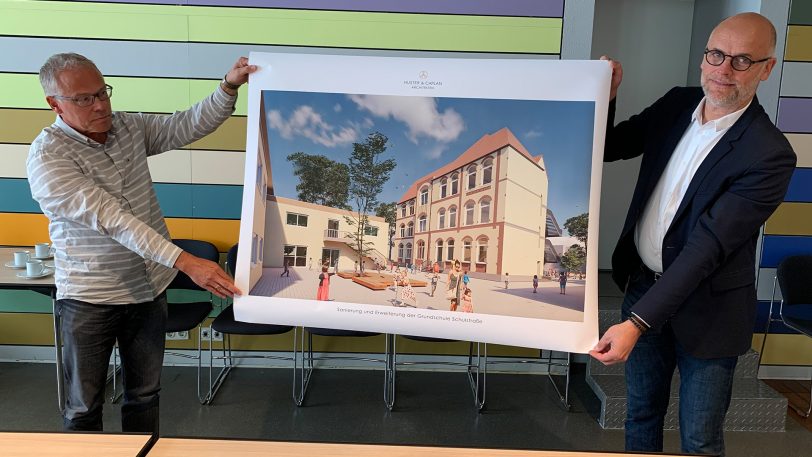 So soll die neue Grundschule an der Schulstraße aussehen: (v.li.) Klaus Hartmann, Fachbereich Schule, und Architekt Ansgar Huster präsentierten den Entwurf.