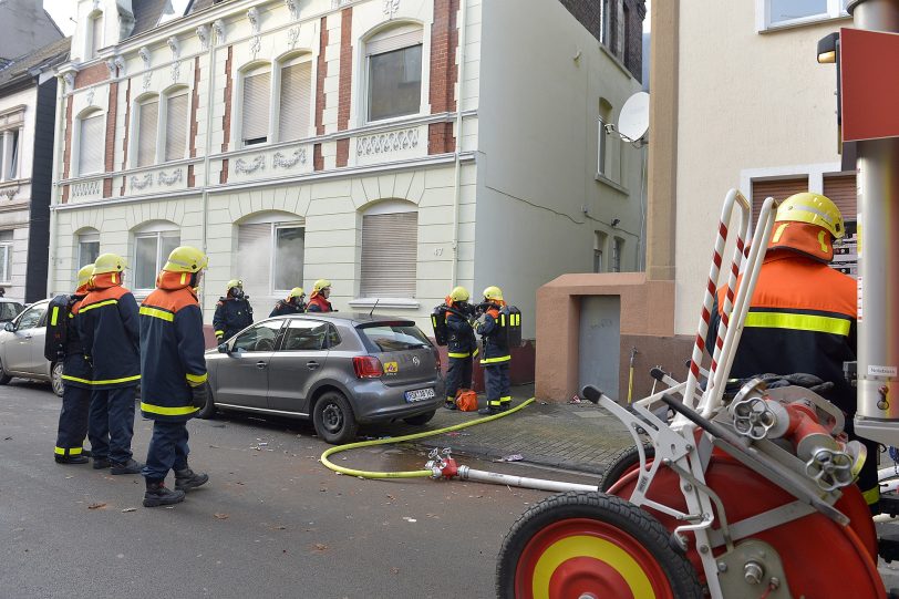 Feuerwehreinsatz bei einem Kellerbrand an der Viktor-Reuter-Straße.