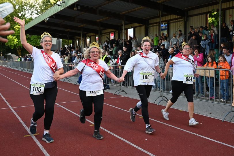 Die Läufer beim Zieleinlauf.