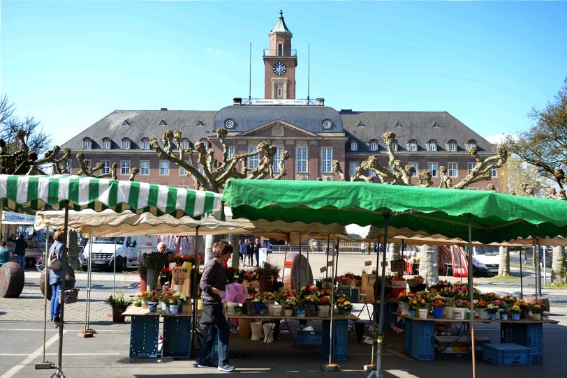 Wochenmarkt auf dem Rathaus-Vorplatz.