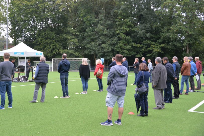 Übergabe des neuen DSC Kunstrasenspielfeld in Corona-Zeiten.