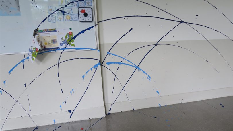 Unter anderem wurden auch Wände mit Farbe beschmiert.