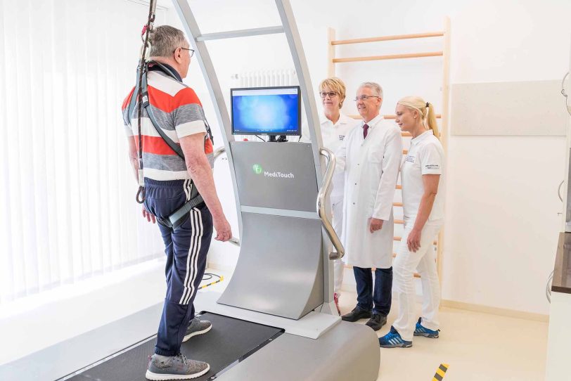 Prof. Dr. Rainer Wirth, Direktor der Tagesklinik für Altersmedizin, Elke Bergau (l.), Leiterin des Zentrum für Prävention Physiotherapeutin Sarina Funke sind mit den Trainingsergebnissen des Patienten sehr zufrieden.