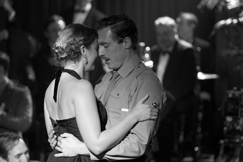 Zwischen David Bowie, Churchill und den Nazis genießen Mars Hanbury (Stefanie Martini) und Geheimdienst-Leutnant Sebastian Holloway (Rory Fleck Byrne) das Hier und Jetzt im Jahr 1941.