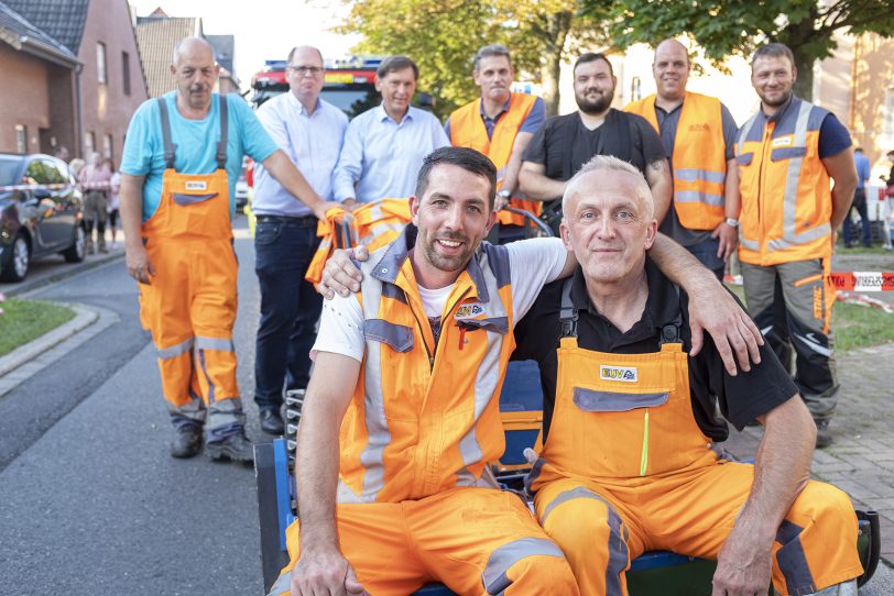 Vorne (v-l): Benjamin Grejner und Andreas Wilczek von EUV Stadtbetrieb Castrop-Rauxel, die die Schlange im Gras aufgestöbert haben.