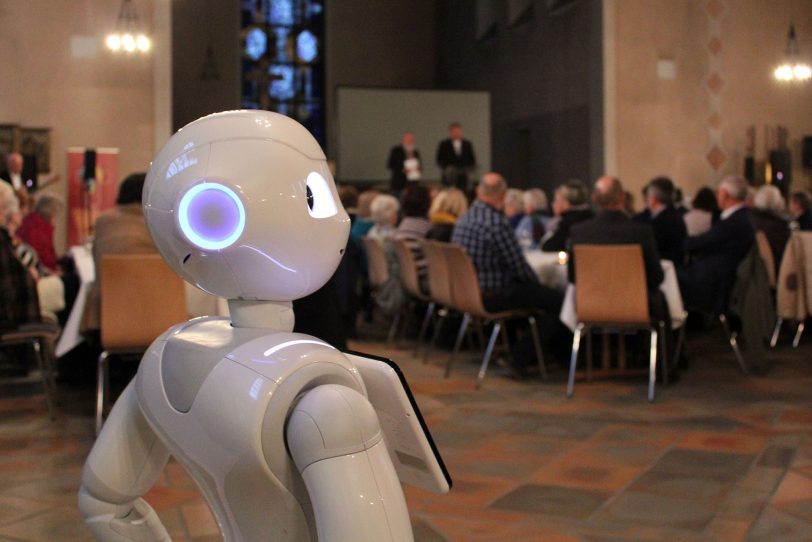 Roboter Pepper bei der Festveranstaltung - 100 Jahre Caritas in der Kirche St. Marien Eickel.