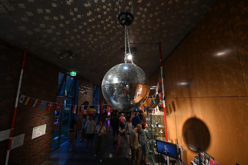Discokugel im Eingangsbereich des Museums