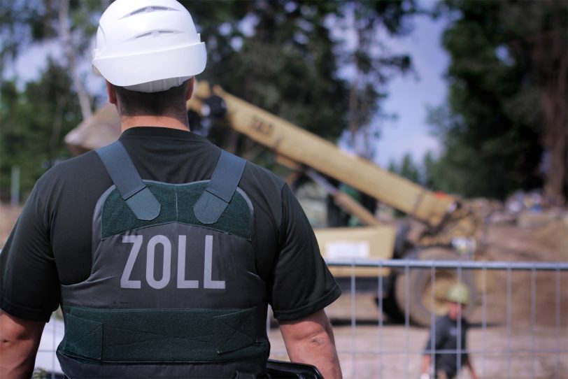 Beamte der Zolleinheit Finanzkontrolle Schwarzarbeit werden auf Baustellen oft fündig