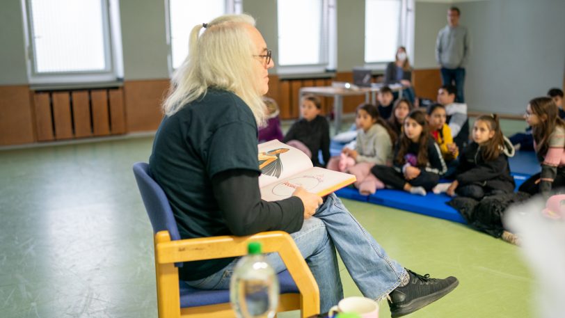 Bundesweiter Vorlesetag 2022: In der Grundschule Laurentius liest Horst Schröder den Schülern vor.