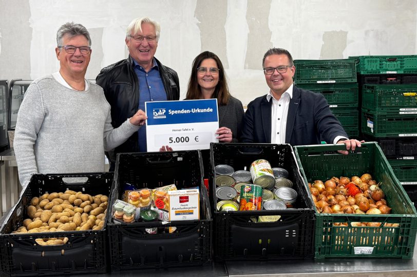 ISAP spendet 5.000 Euro für die Tafel: v.l. Torsten Biermann (Tafel), ISAP-Inhaber Norbert Assen mit Finanzchefin Manuela Behnke und Dirk Plötzke (Tafel). (Dez 2025)