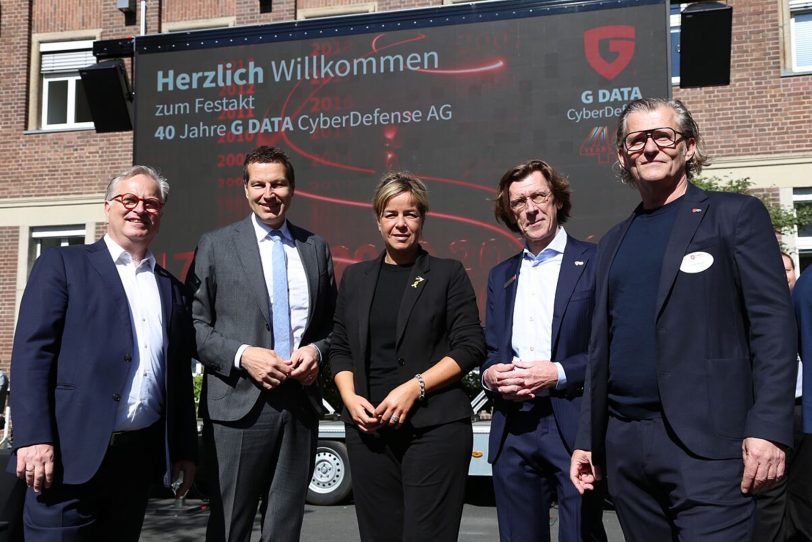 Festakt zum 40-jährigen Bestehen von G Data CyberDefense. v.l. Andreas Lüning, Thomas Eiskirch, Mona Neubaur, Kai Figge, Frank Heisler.
