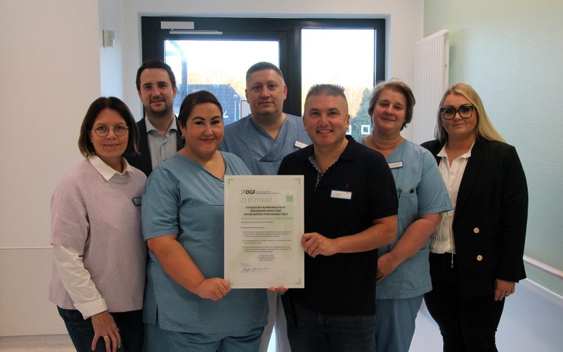 Freude über die erneute Auszeichnung: Das Team der RICU des EvK Herne-Eickel präsentiert stolz das Zertifikat „Angehörigenfreundliche Intensivstation“.
