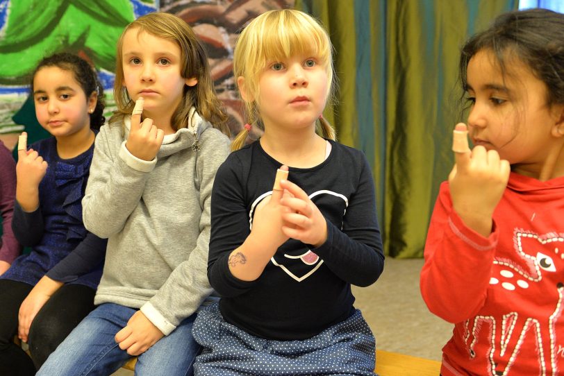 Erste-Hilfe-Kursus für Kinder im Familienzentrum Dreifaltigkeit.