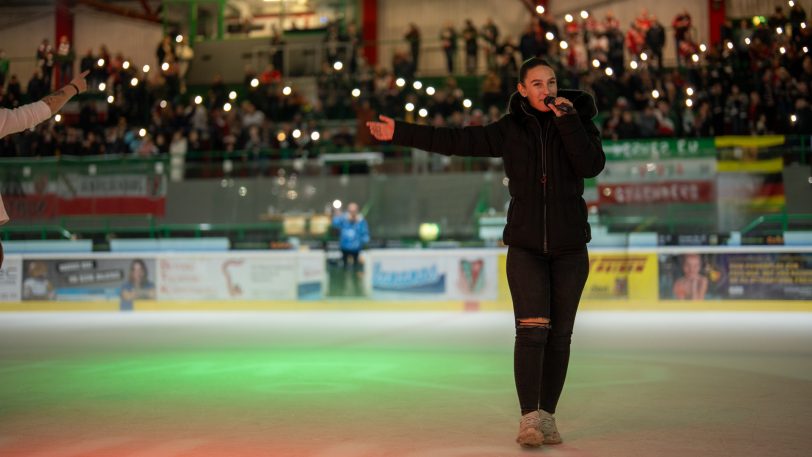 Carolin Fèron und Andre 'H1' Hauter präsentieren ein Lied für Hailey in der Spielpause.