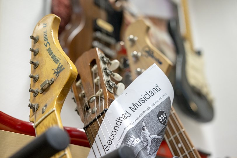 Gitarren stehen nach der Reparatur zur Abholung bereit.