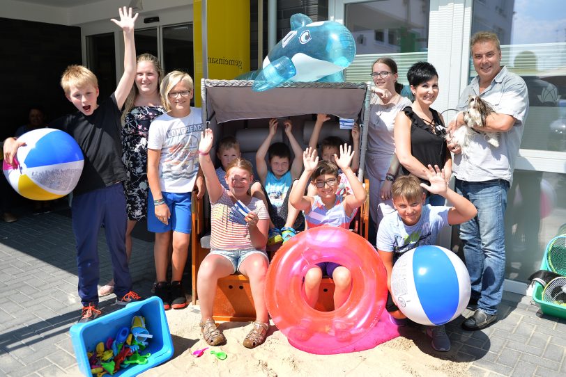 Falken Kinder nehmen stellvertretend für 200 Kinder die Wananas-Freikarten in Empfang.