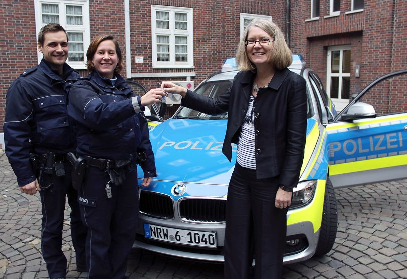 v.l. Michael Vordenbaumen, Lena-Kristin Binczyk, Polizeipräsidentin Kerstin Wittmeier.
