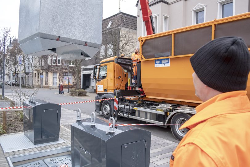 Ein Ladekran hebt die 5 m³-Container aus dem Boden: Dennis Radtke und Mark Brücher von Entsorgung Herne sind ein eingespieltes Team.