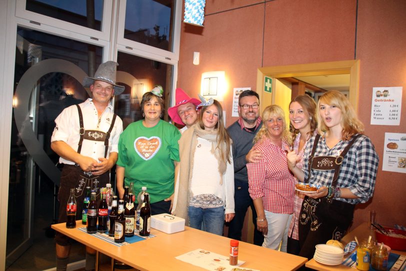 v.l.: Roy Schäfer, Kerstin Siedermann, Mark Man, Anna-Franziska Lentz, Lars Ruddek, Birgit Weschollek, Isabell Düker und Marisa Schäfer.