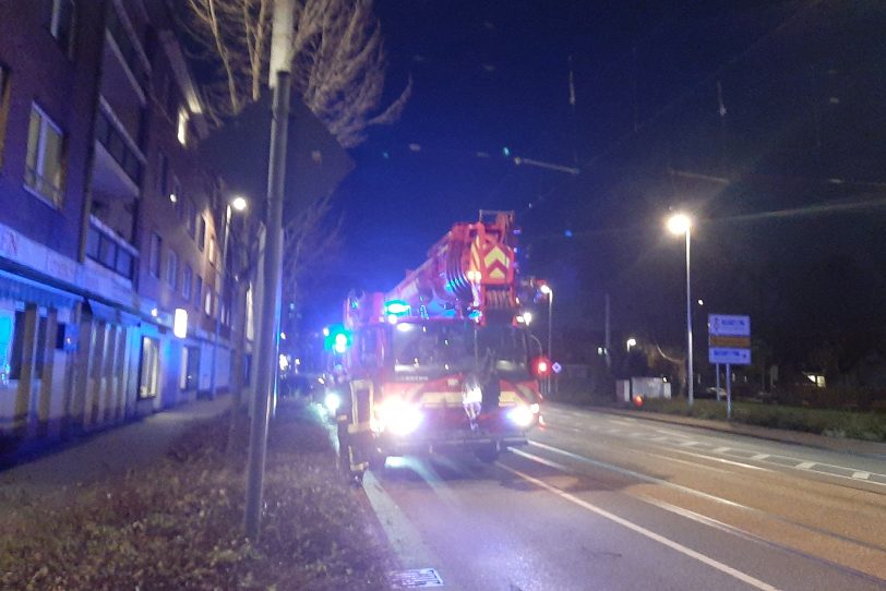 Zu einem aufwändigeren Einsatz musste die Herner Feuerwehrleute Gabelsberger Straße ausrücken. in Baum war gegen ein Haus gekippt