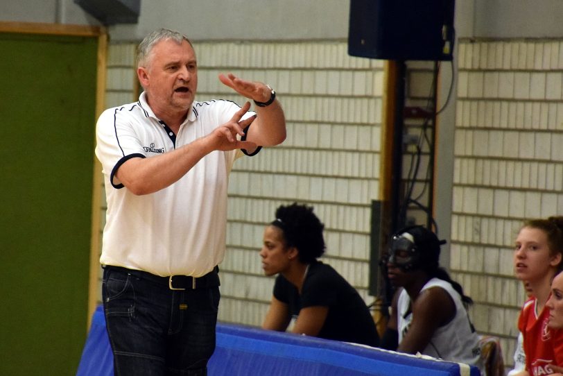 HTC-Coach Marek Piotrowski beantragt eine Auszeit.