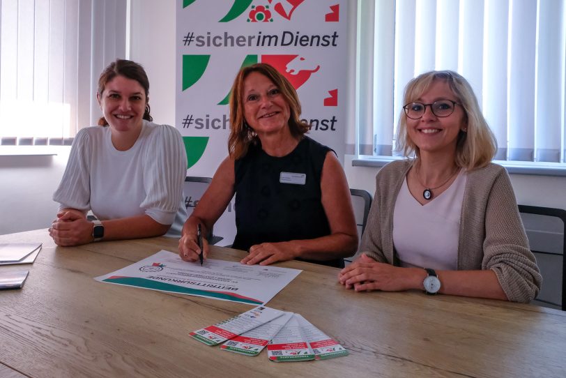 Unterzeichneten die Beitrittsurkunden von #sicher imDienst: v.l. Netzwerk-Vertreterin Anne Herr Pflegedirektorin, Beate Schlüter und Prokuristin Annika Machleit-Ebner.