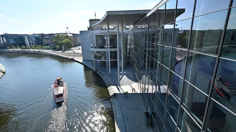 hallo-Fotograf Heinz-Jürgen Bourichter wurde durch das Paul-Löbe-Haus, das Marie-Elisabeth Lüders Haus und den Reichstag in Berlin geführt. Allabendlich beginnt mit Einsetzen der Dunkelheit eine Film-, Licht- und Tonprojektion mit dem Titel „Dem deutschen Volke — Eine parlamentarische Spurensuche. Vom Reichstag zum Bundestag“.