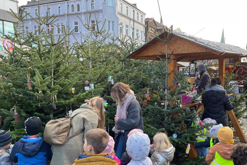 160 Kinder aus elf Kitas schmücken am Robert-Brauner-Platz am Freitag (25.11.2022) mehrere Tannenbäume.