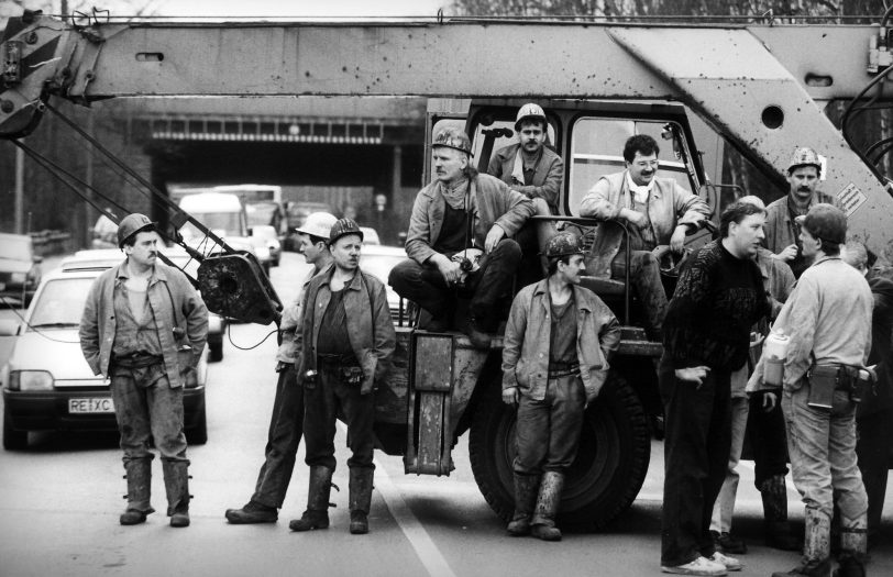 Bergarbeiter-Kampf 1997. Kumpel der Zeche Ewald sperren die Autobahn und entzünden Mahnfeuer auf der Halde.