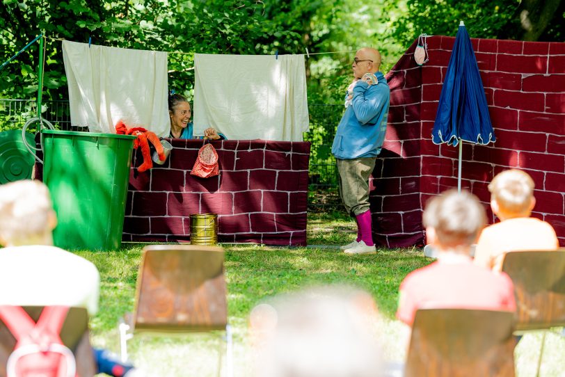 Birgit Iserloh und Ralf Lambrecht sind das Theater Traumbaum. Mit dem Stück Himmel, Höhen und Höfe kommen sie auf die Schulhöfe der Grundschulen.