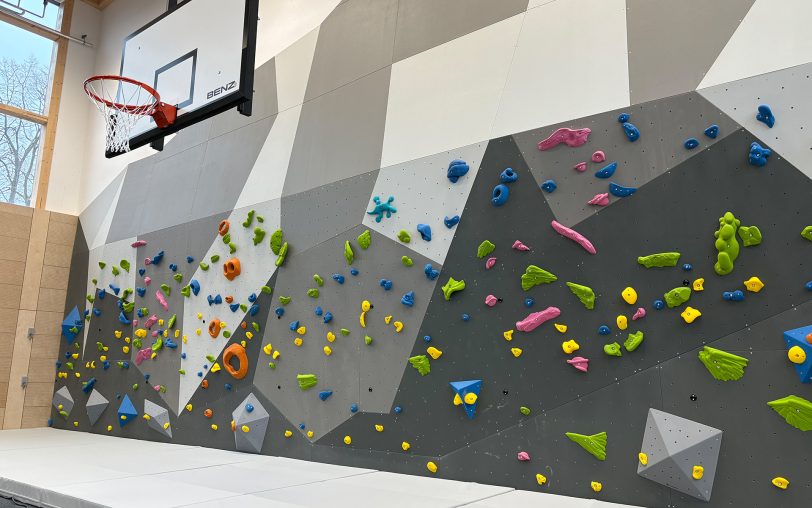 Die Boulderwand bietet unterschiedliche Schwierigkeitsgrade - zu sehen an den Farben.