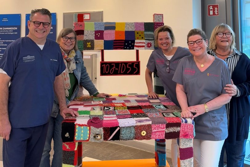 Im Foyer des neuen Haranni Dental Zentrums fand der XXL-Stuhl des Vereins ID55 einen neuen Standort: (von links) Dr. Ingo Paeske (HDZ), Monika Sandberg (ID55), Dr. Kathrin Paeske-Hinz (HDZ), Susanne Schübel (ID55) und Dr. Petra Hinz (HDZ).
