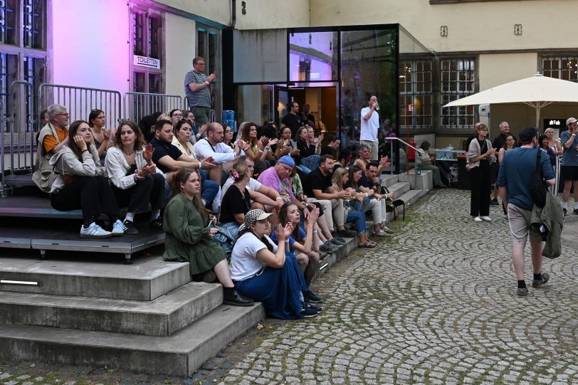 Sitzgelegenheit im Schlosshof mit Blick auf die Bühne
