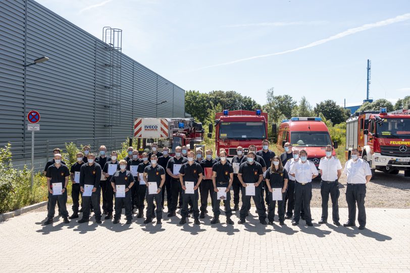 Bei einer Open Air-Veranstaltung am Feuerwehrhaus-Mitte in der Koniner Straße wurden die Ehrungen übergeben.