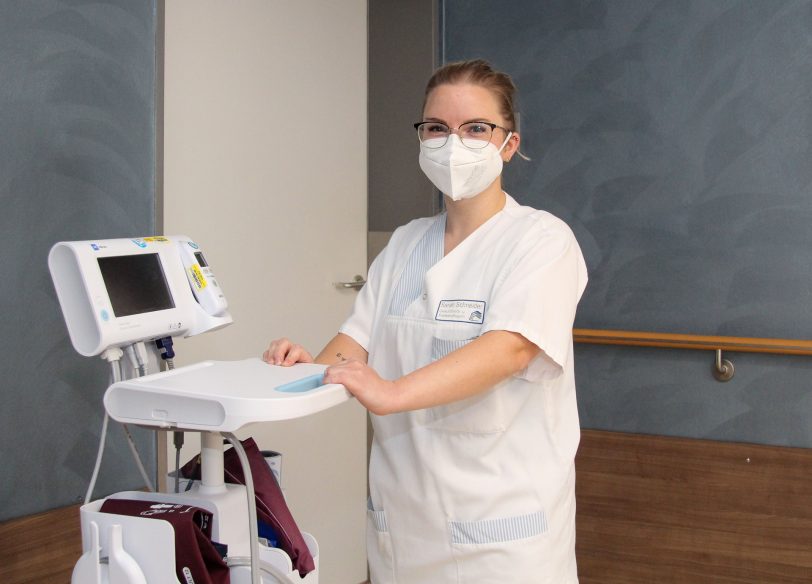 Gesundheits- und Krankenpflegerin Sarah Schneider mit einem der neuen digitalen Messgeräte.