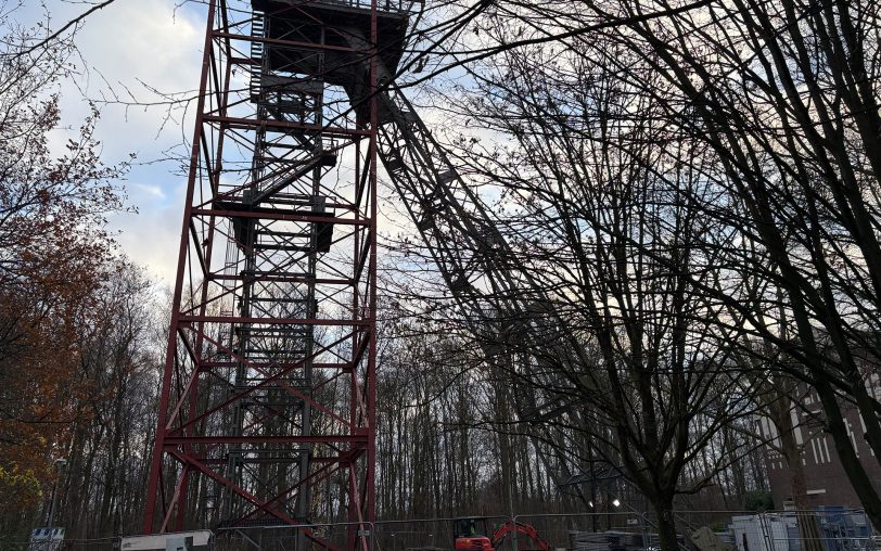 Rund um das rote Stahlkorsett wird bis Januar 2026 noch ein 