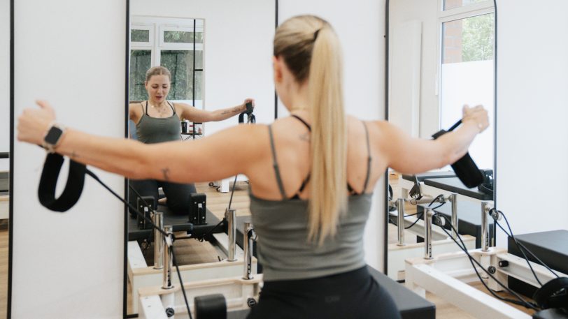 Die Teilnehmer sehen sich im Spiegel - beispielsweise wenn sie mit den Handschlaufen Übungen ausführen.