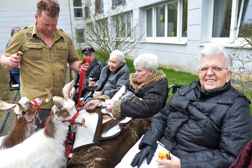 Martin Tränkler mit seinem rollenden Zoo im AWO-Heim an der Burgstraße.