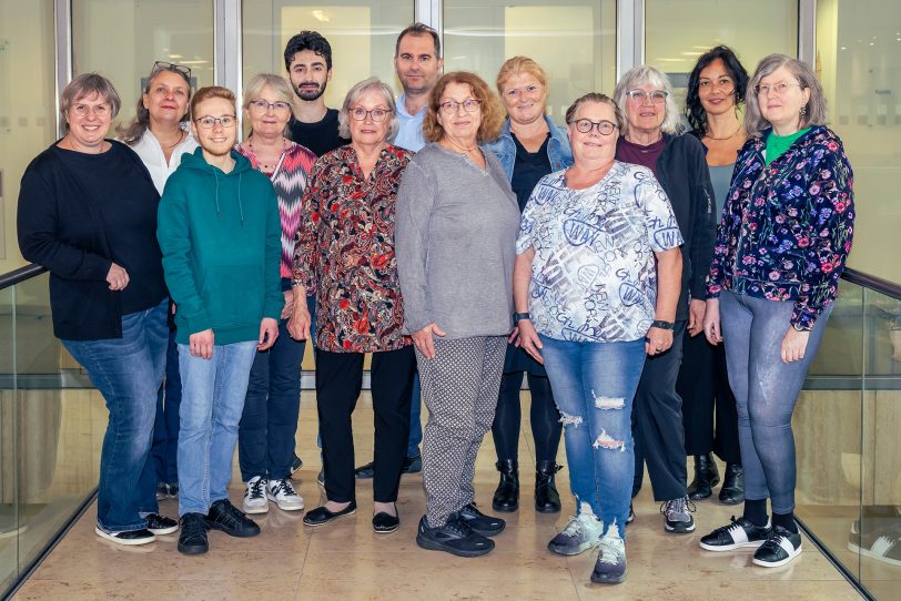 Daniel Matosin, Mitglied der Geschäftsleitung der St. Elisabeth Gruppe (Mitte hinten), die Künstlerin und Diplom-Pädagogin Andrea Raak (2. v. l.) sowie Kristina Kühne (2. v. r.) und Birga Müller (1. v. l. ), Kunsttherapeutinnen des St. Marien Hospital Eickel, mit den Teilnehmern des 18. N8-Atelier.