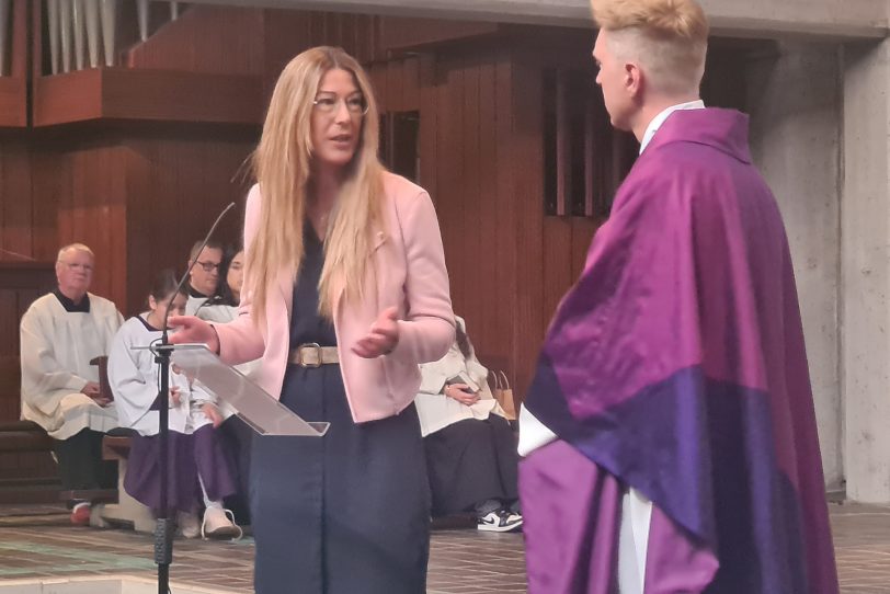 Sozialdezernentin Stephanie Jordan am Sonntag (6.4.2025)mit Pfarrer Nils Petrat bei der der letzten Fastenpredigt in der St. Bonifatius Kirche.
