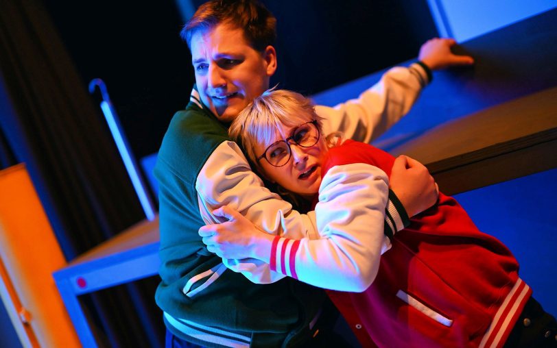 Auch zwei wissbegierige Nerds wie Pierre (David Kiefer, li.) und Nadine (Silvia Schmidt) brauchen gegenseitige Unterstützung, wenn es zu brenzlig wird.