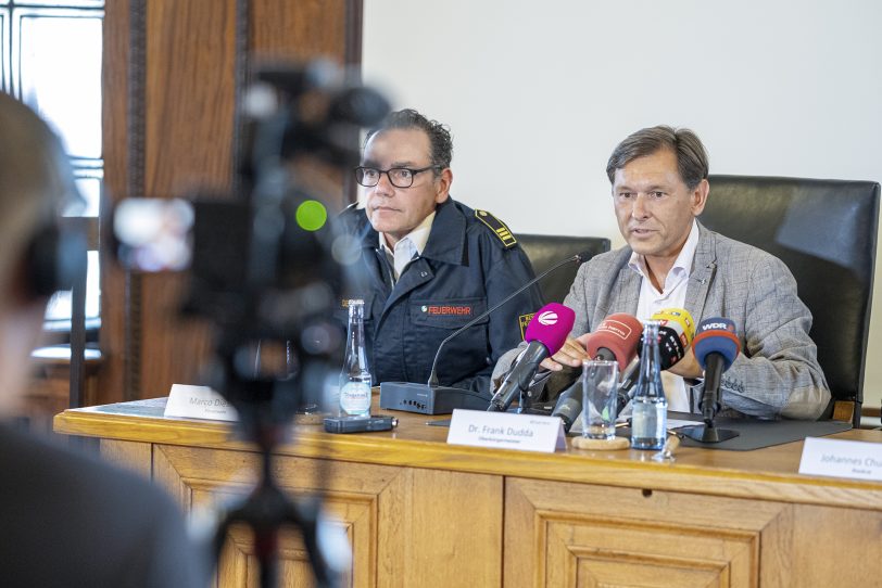 Oberbürgermeister Dr. Frank Dudda (rechts) und Marco Diesing, stellvertretender Leiter der Feuerwehr Herne.