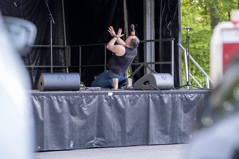 Die 1. Ruhrpott Comedy Nacht von LMV Veranstaltungsservice Herne im Autokino auf dem Parkplatz im Revierpark Gysenberg in Herne (NW), am Samstag (25.04.2020). Auf der Bühne standen an diesem Abend der Moderator und Comedian Helmut Senftenschneider, der aus Istanbul stammenden Comedian Serhat Dogan (im Bild) und der Duisburger Kabarettist und mehrfache Kleinkunstpreisträger Kai Magnus Sting.